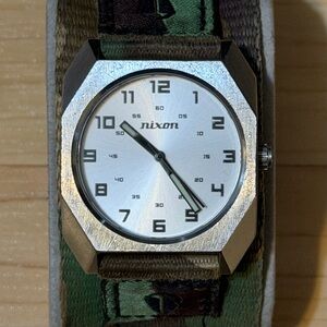 Nixon The Scout "Be Prepared" Camo Nylon Band Analog Men's Unisex Watch RUNNING